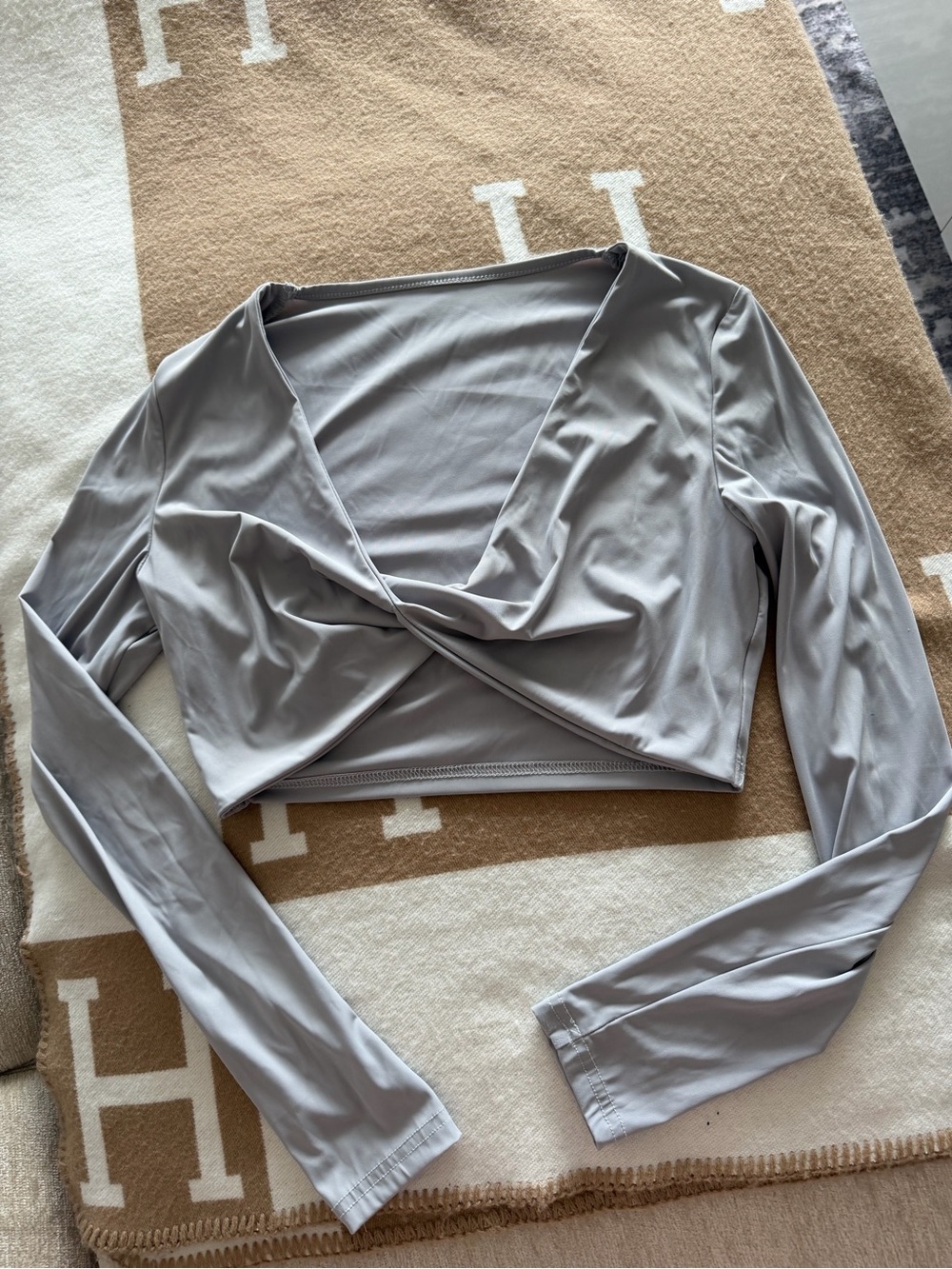 SHEIN Light Gray Twist-Front Long Sleeve Crop Top